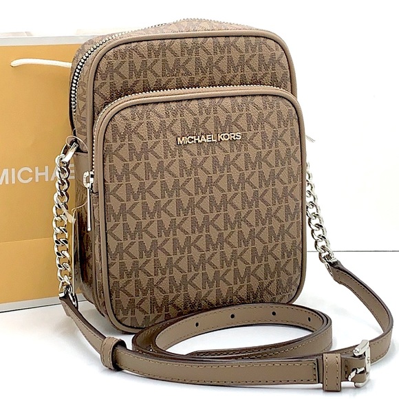 MICHAEL KORS
Jet Set Travel Medium Signature Logo Crossbody Bag
COLOR DUST - Picture 1 of 14